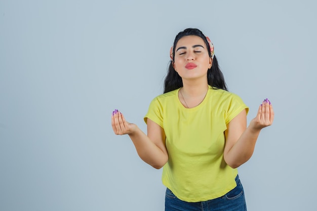 Foto gratuita giovane donna espressiva in posa in studio