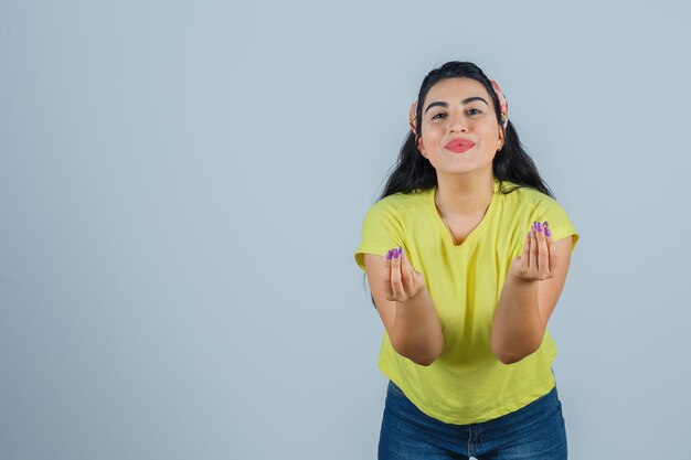 Foto gratuita giovane donna espressiva in posa in studio