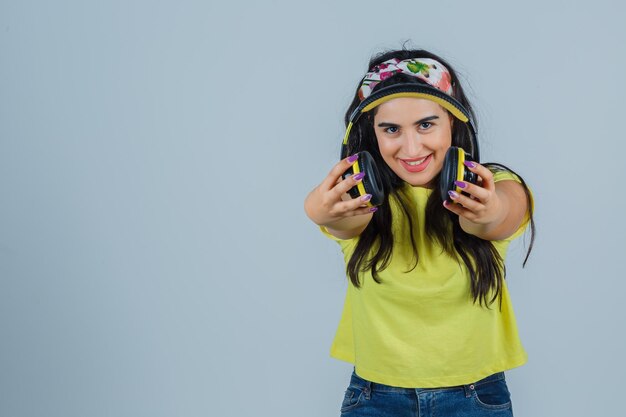 Free photo expressive young lady posing in the studio