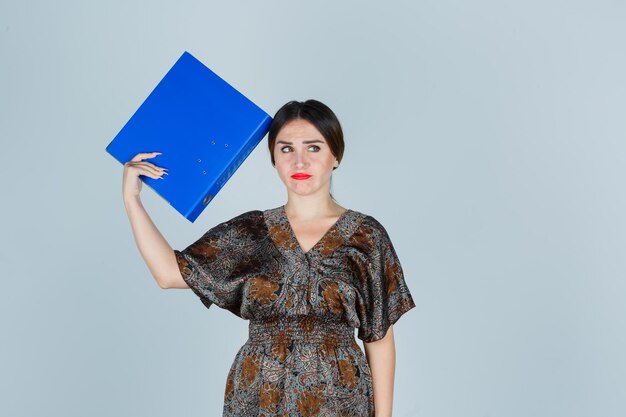 Free photo expressive young lady posing in the studio