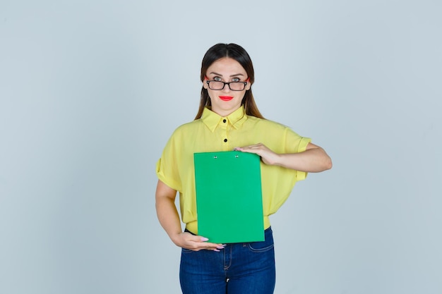 Foto gratuita giovane donna espressiva in posa in studio