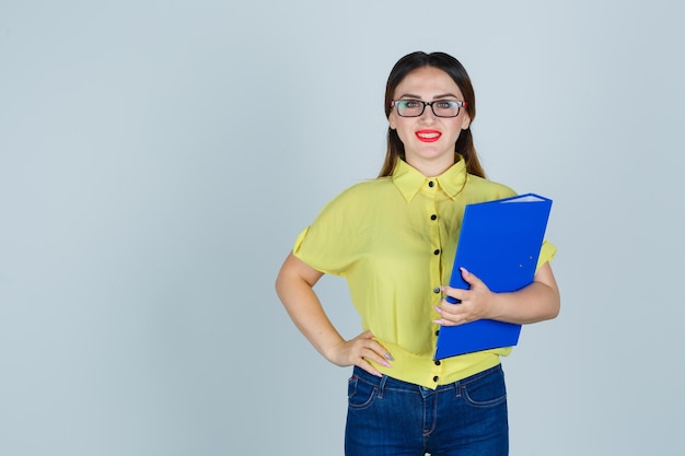 Foto gratuita giovane donna espressiva in posa in studio