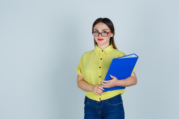 スタジオでポーズをとる表情豊かな若い女性