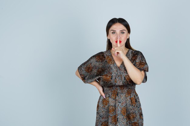 スタジオでポーズをとる表情豊かな若い女性