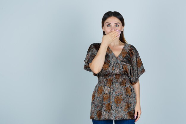 スタジオでポーズをとる表情豊かな若い女性