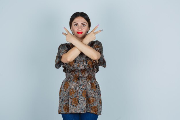 Free photo expressive young lady posing in the studio