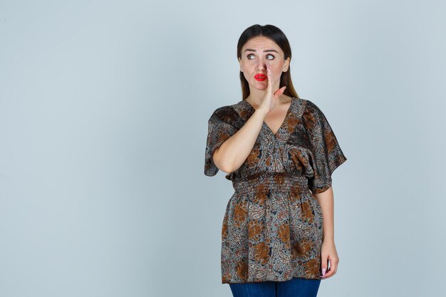スタジオでポーズをとっている表現力のある若い女性