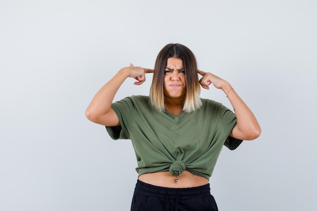 Giovane donna espressiva in posa in studio