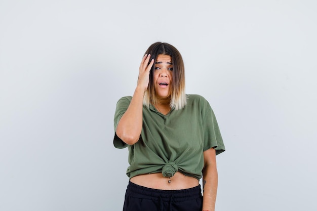 Free photo expressive young lady posing in the studio