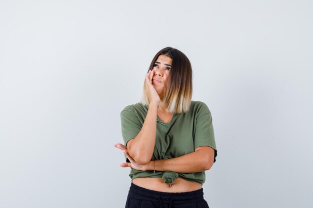 スタジオでポーズをとっている表現力のある若い女性