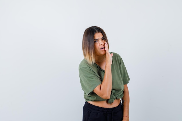 Giovane donna espressiva in posa in studio