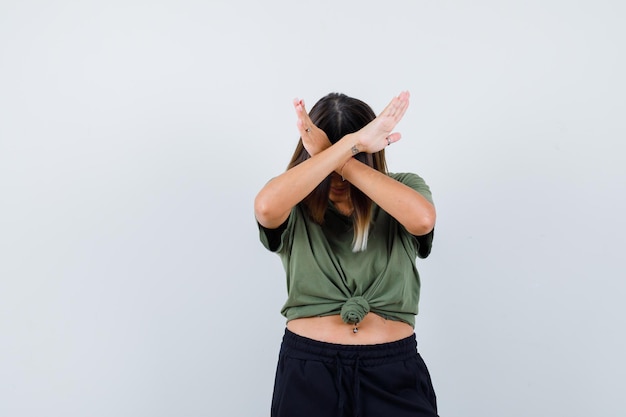 Free photo expressive young lady posing in the studio