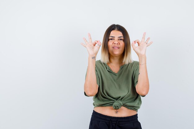 Giovane donna espressiva in posa in studio