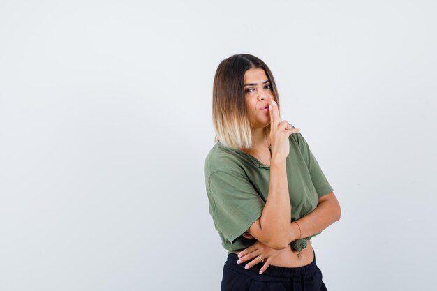 スタジオでポーズをとっている表現力のある若い女性