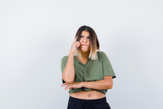スタジオでポーズをとっている表現力のある若い女性