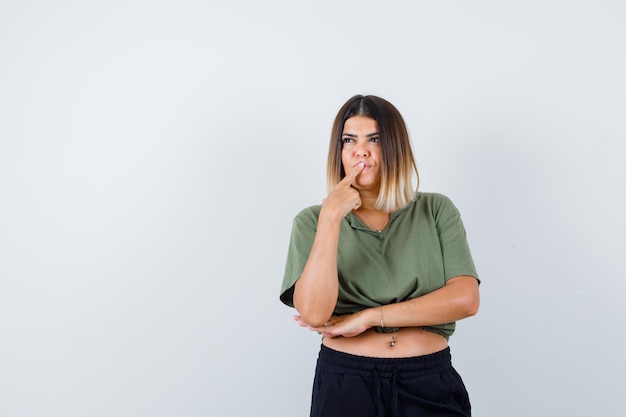 スタジオでポーズをとっている表現力のある若い女性
