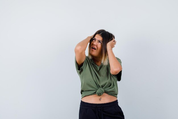 Free photo expressive young lady posing in the studio