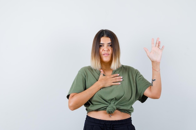 Foto gratuita giovane donna espressiva in posa in studio