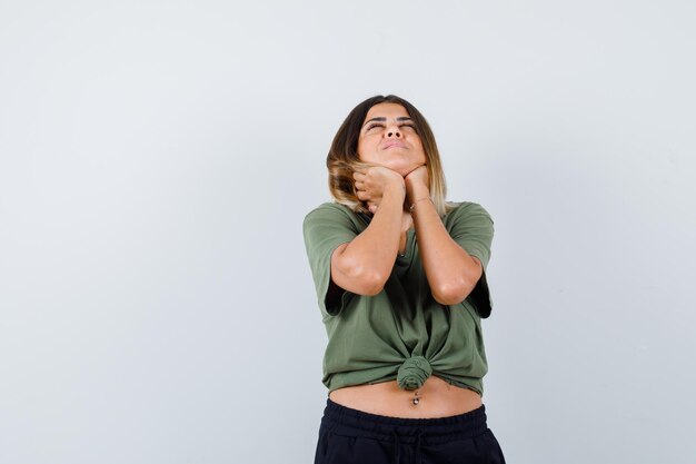 Giovane donna espressiva in posa in studio