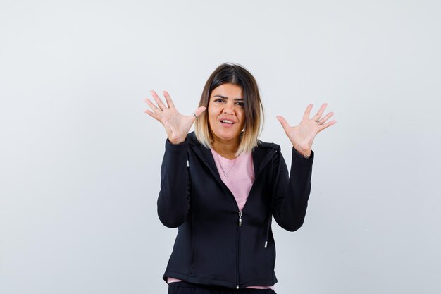 Giovane donna espressiva in posa in studio