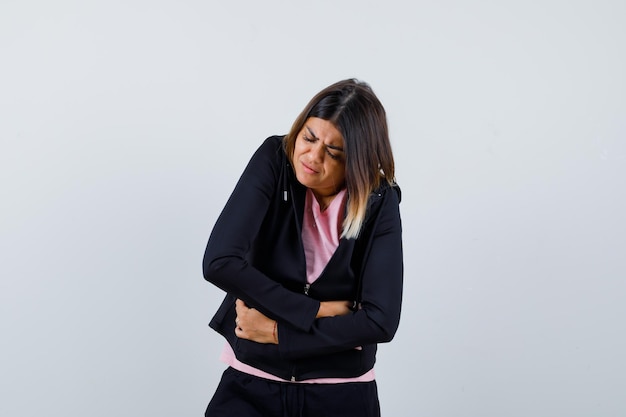 Giovane donna espressiva in posa in studio