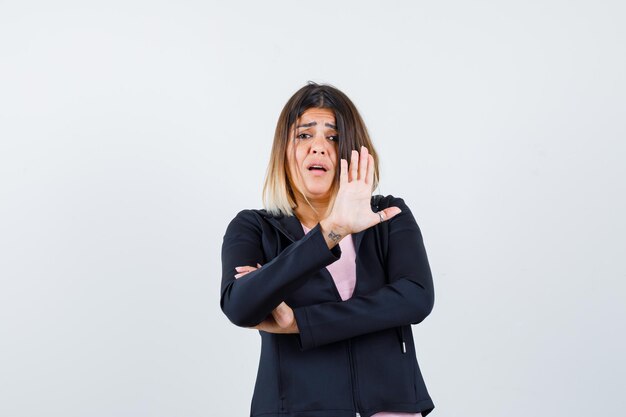 Giovane donna espressiva in posa in studio