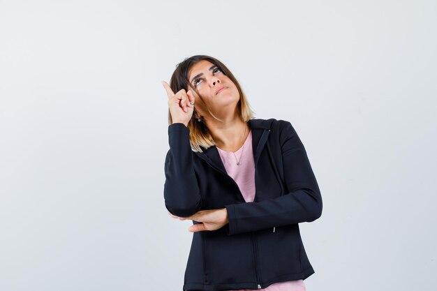 Giovane donna espressiva in posa in studio