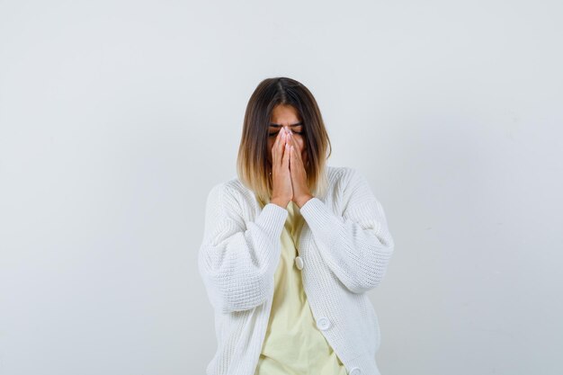 Foto gratuita giovane donna espressiva in posa in studio