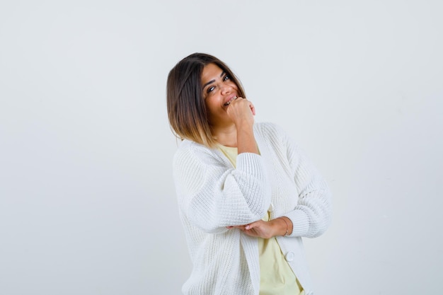 Foto gratuita giovane donna espressiva in posa in studio