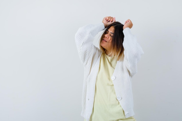 Free photo expressive young lady posing in the studio