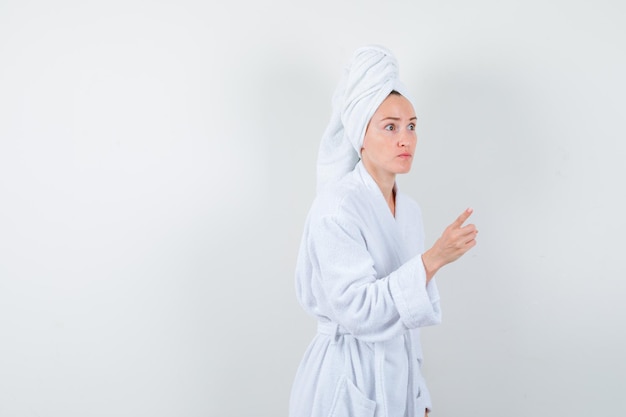 Free photo expressive young lady posing in the studio