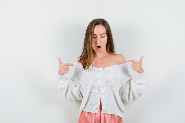 Giovane donna espressiva in posa in studio