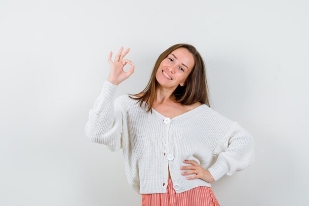 Giovane donna espressiva in posa in studio