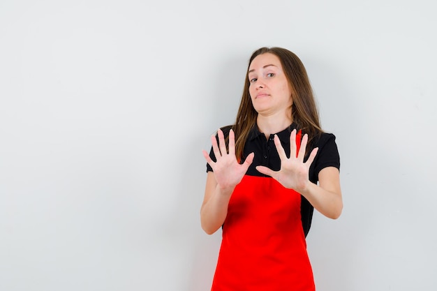 Foto gratuita giovane donna espressiva in posa in studio