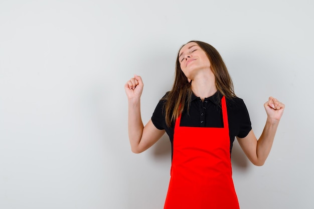 Foto gratuita giovane donna espressiva in posa in studio