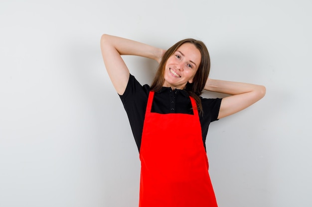 Foto gratuita giovane donna espressiva in posa in studio