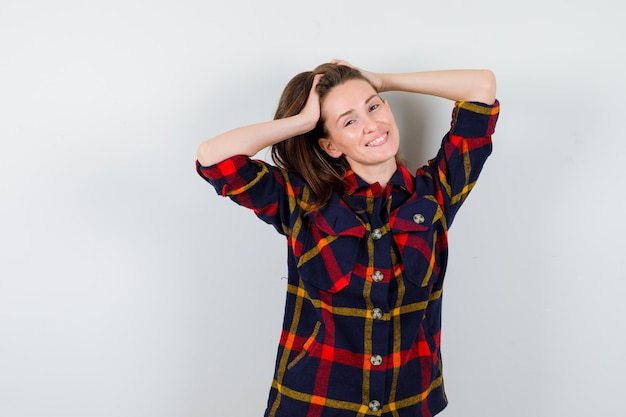 Free photo expressive young lady posing in the studio