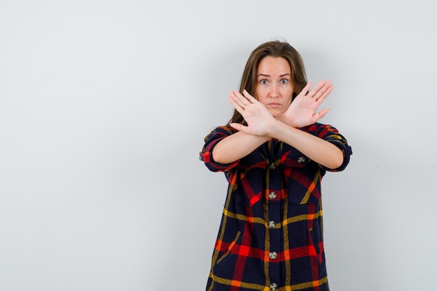 Free photo expressive young lady posing in the studio