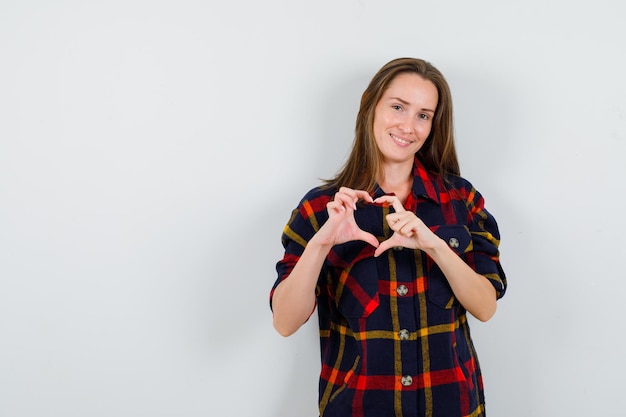 Foto gratuita giovane donna espressiva in posa in studio