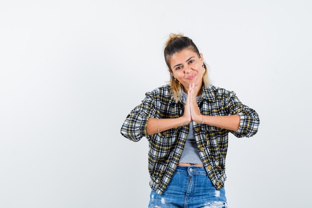 Foto gratuita una giovane donna espressiva in posa