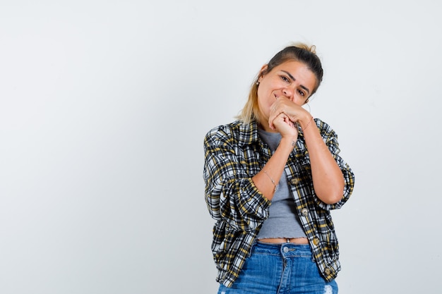 Foto gratuita una giovane donna espressiva in posa