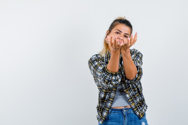 Foto gratuita una giovane donna espressiva in posa