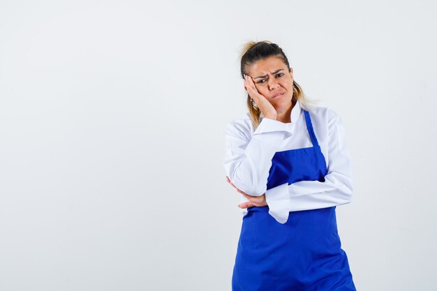 表情豊かな若い女性のポーズ