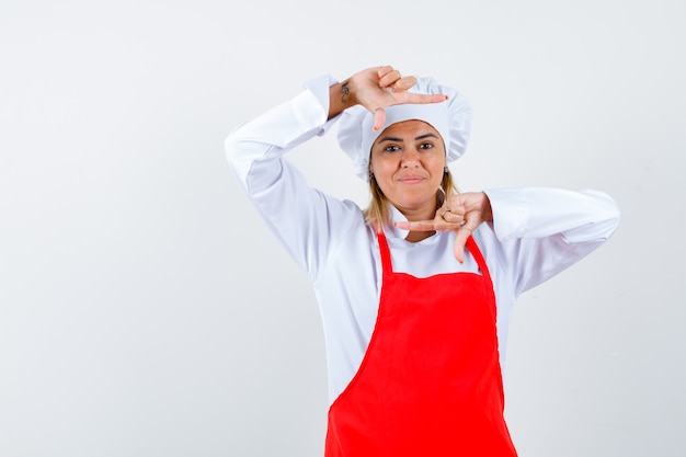 Foto gratuita una giovane donna espressiva in posa