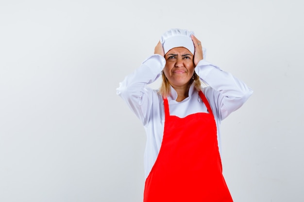 Foto gratuita una giovane donna espressiva in posa