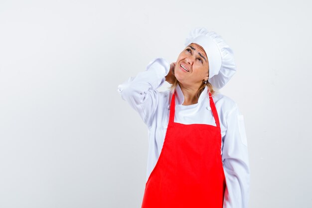 Foto gratuita una giovane donna espressiva in posa