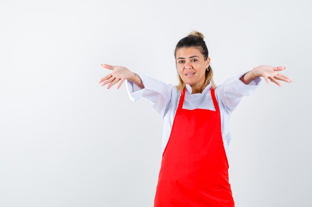 Foto gratuita una giovane donna espressiva in posa