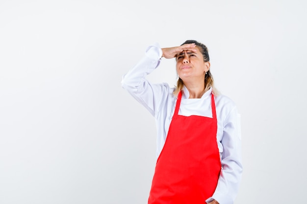 Foto gratuita una giovane donna espressiva in posa