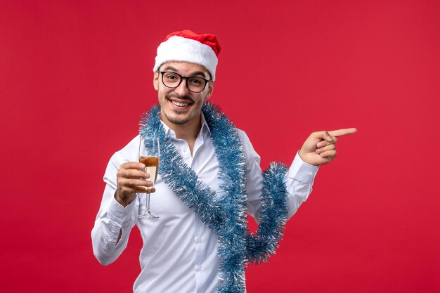 クリスマスのポーズをとる表現力豊かな若い男