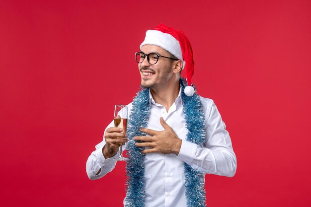 クリスマスのポーズをとる表現力豊かな若い男